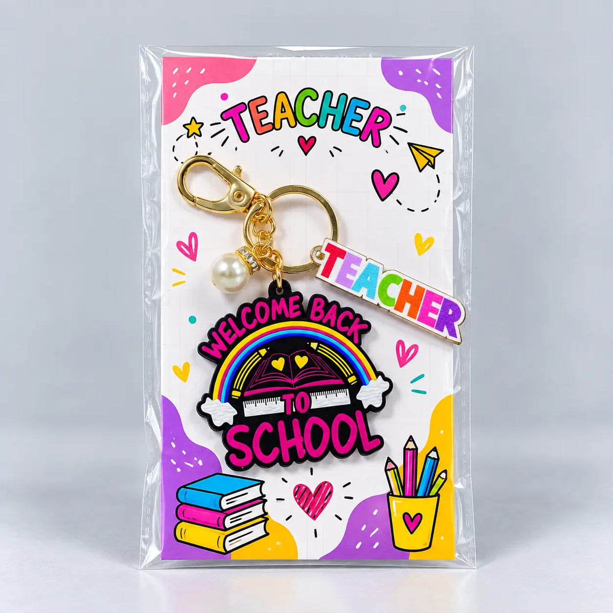 Llavero Teacher con dije Welcome back to school, perla y mosquetón dorado en tarjeta de dedicatoria