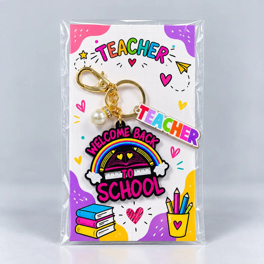 Llavero Teacher con dije Welcome back to school, perla y mosquetón dorado en tarjeta de dedicatoria