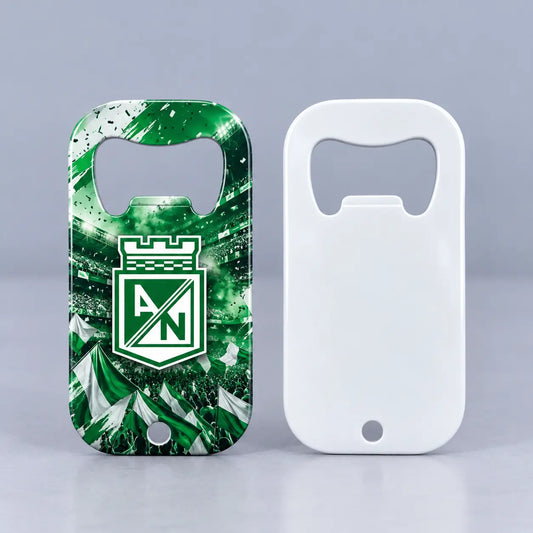 Llavero destapador Verdolaga estampado en verde y blanco, junto a la pieza en blanco