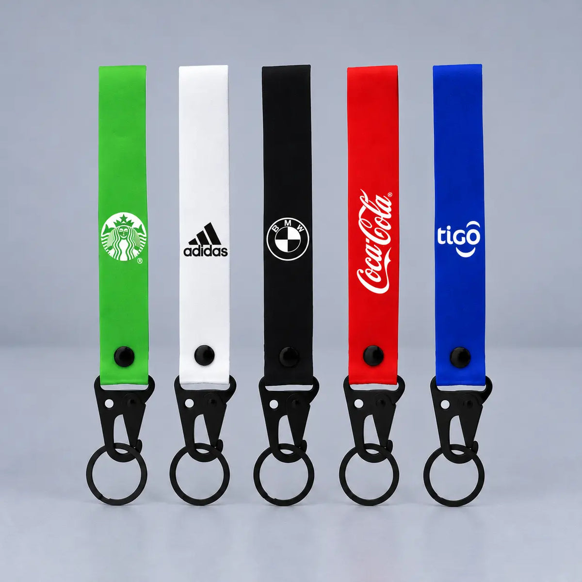 Llaveros sport en banda con mosquetón personalizados, en verde, blanco, negro, rojo y azul