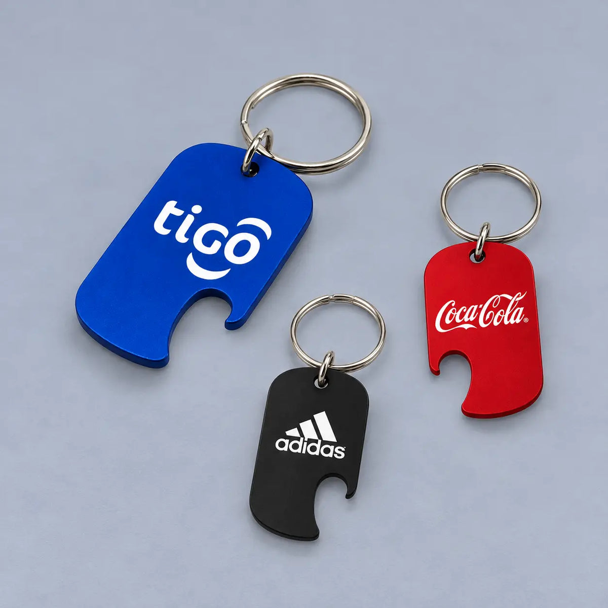 Llavero destapador en aluminio personalizado a full color, en azul, rojo y negro